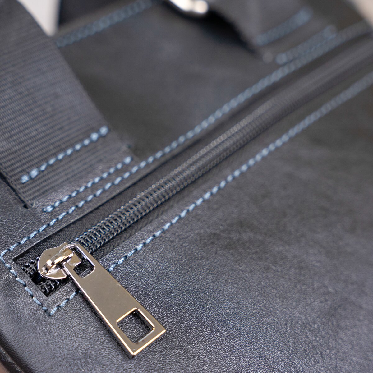Vertical Men's Messenger Bag SHVIGEL 11177 Vintage Leather Black, Natural Material