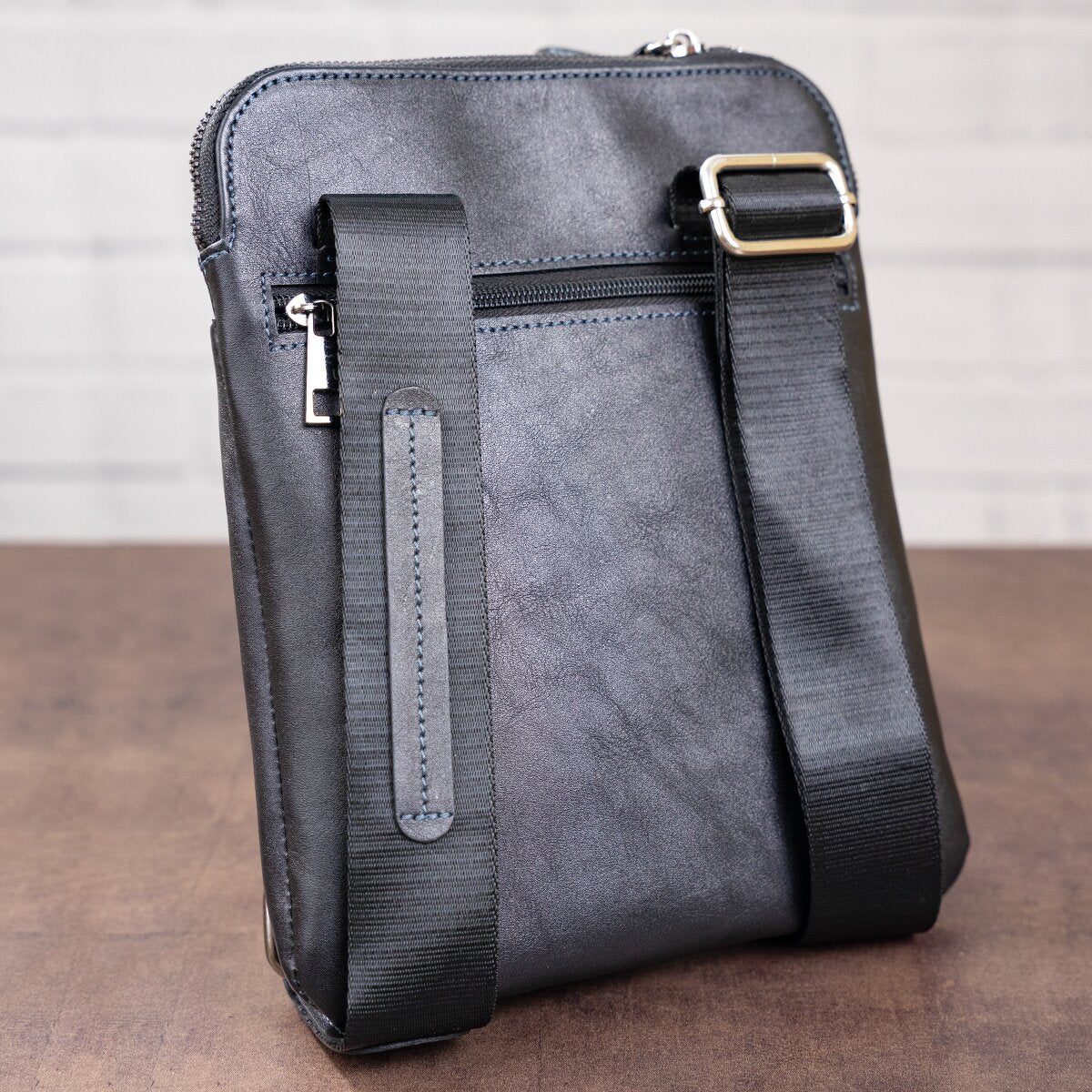 Vertical Men's Messenger Bag SHVIGEL 11177 Vintage Leather Black, Natural Material