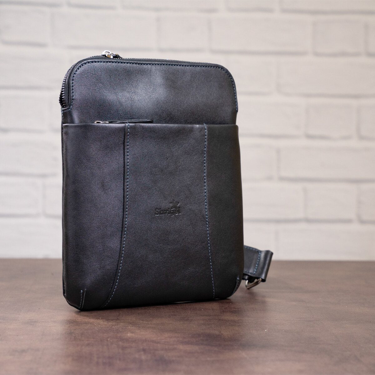 Vertical Men's Messenger Bag SHVIGEL 11177 Vintage Leather Black, Natural Material