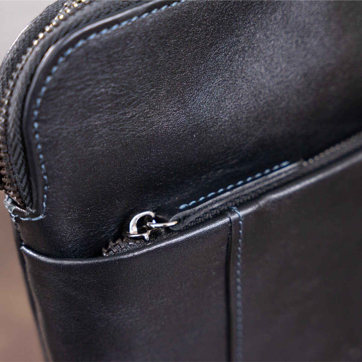 Vertical Men's Messenger Bag SHVIGEL 11177 Vintage Leather Black, Natural Material